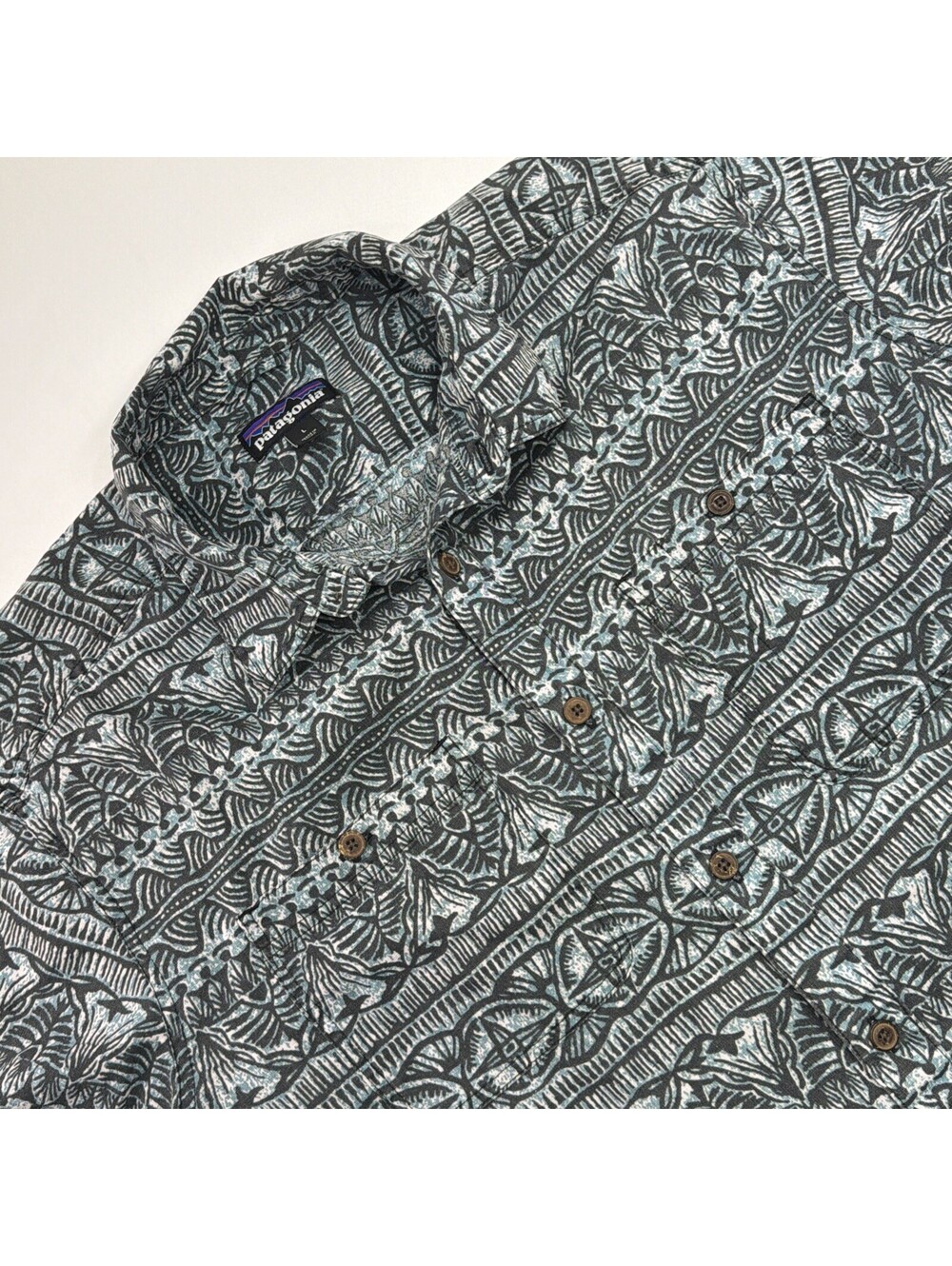 Patagonia Men's Blue/Black Geometric Short Sleeve Button-Up Point Collar L